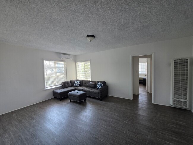 Foto del edificio - 1349 W 35th Pl