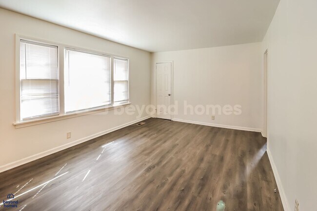 Foto del edificio - This 3 bedroom / 1 full bath and 1,284 sq feet House will Blow Your Mind!