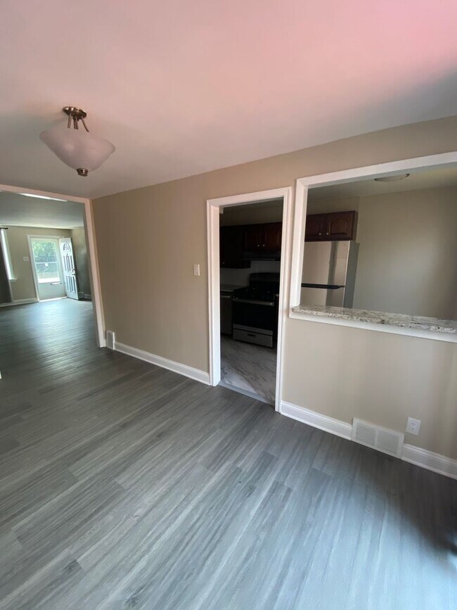 Foto del edificio - 3b1.5b Row House with Deck near Torresdale ave Available Now