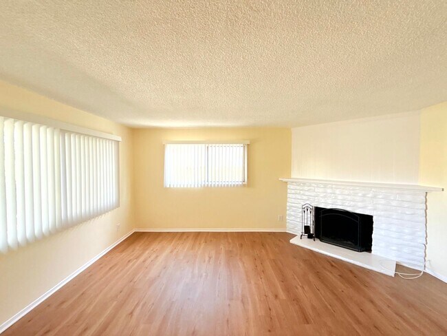 Foto del edificio - Beautiful Renovated Spacious 4 Bed - 2 Bath Home in West Hills