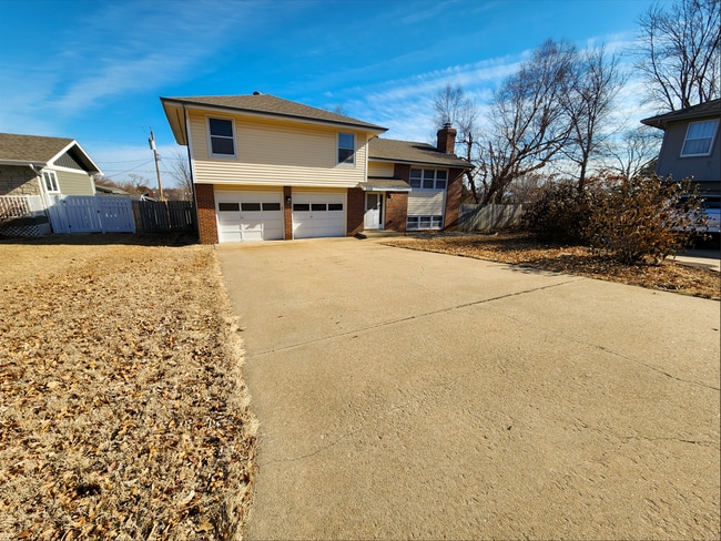 Building Photo - Updated West Side Home with Washer & Dryer...