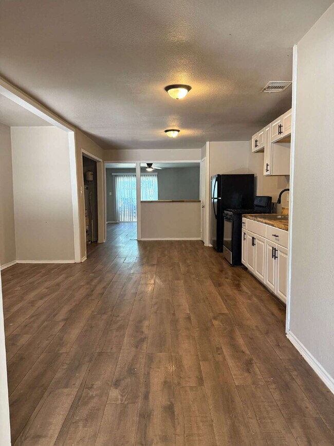Foto del edificio - Gorgeous 4 Bed/1 Bath in the Hot Wells Nei...