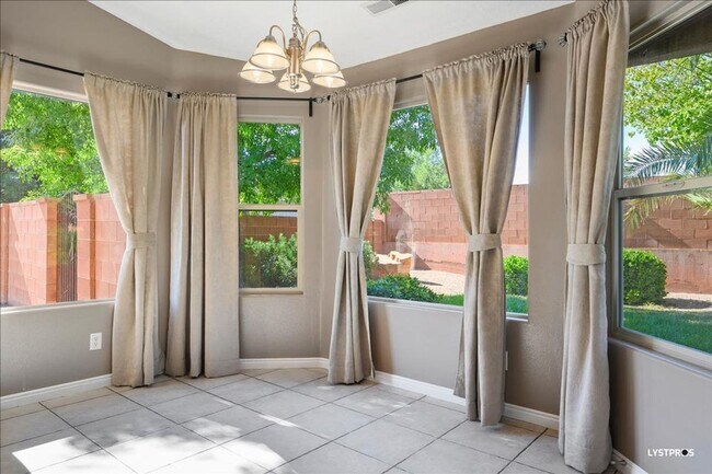 Foto del edificio - Painted Desert Beauty! Corner home!