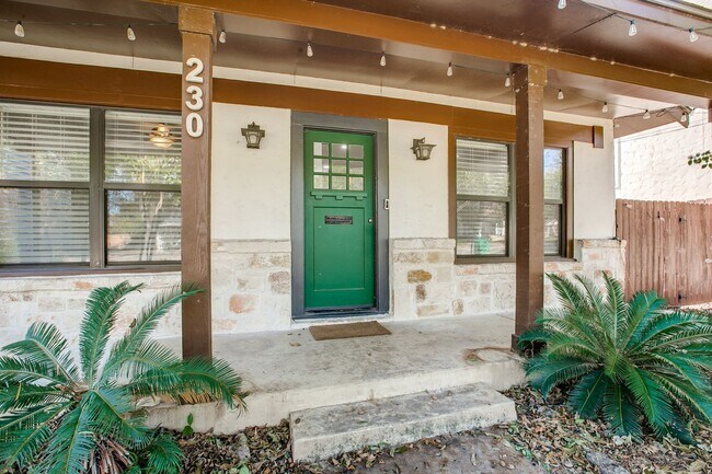 Foto del edificio - RENOVATED 3-BEDROOM HOME IN ALAMO HEIGHTS WITH FULL CASITA