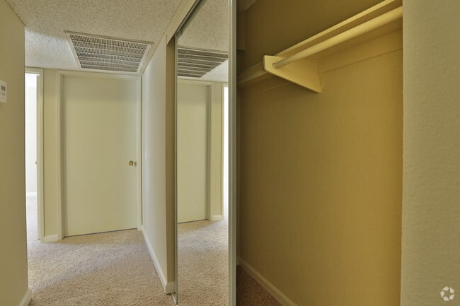 Hall 3x2 - Pinecrest Apartments