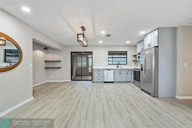Building Photo - 3307 NE Jeannette Dr