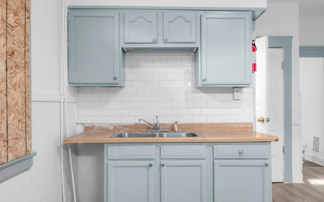 Building Photo - 15322 Yorick Ave