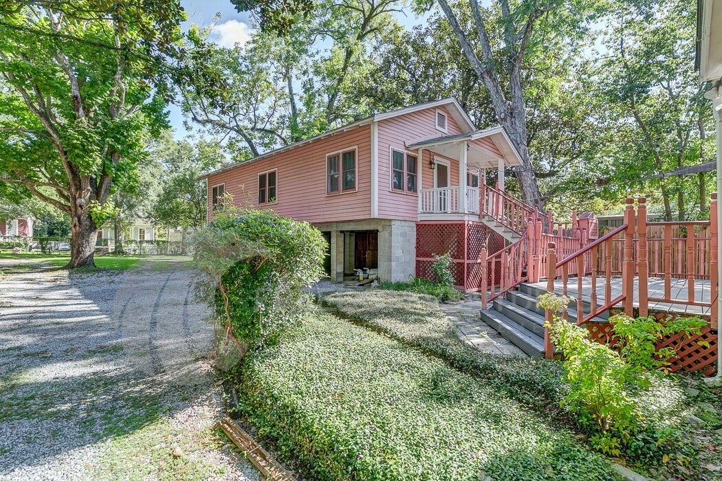 Primary Photo - 1112 Dauphin St