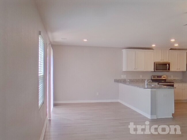 Building Photo - 2124 Southlea Dr