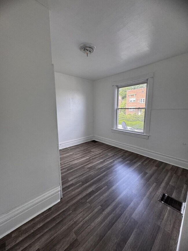 Foto del edificio - 585 Forest Ave