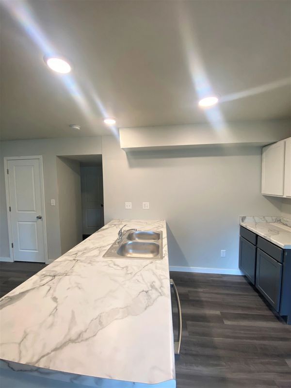 Imitation marble counters - 929 Iowa Ave