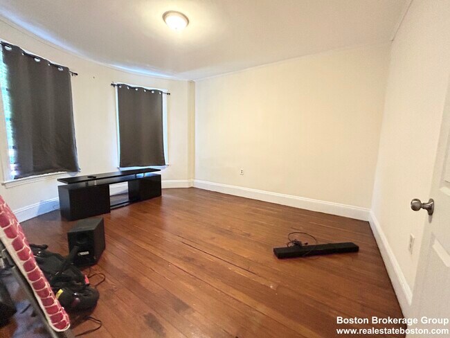 Photo - 692 Columbia Rd House