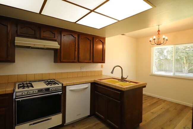 Building Photo - Recently Refreshed Single Story Home in Ga...