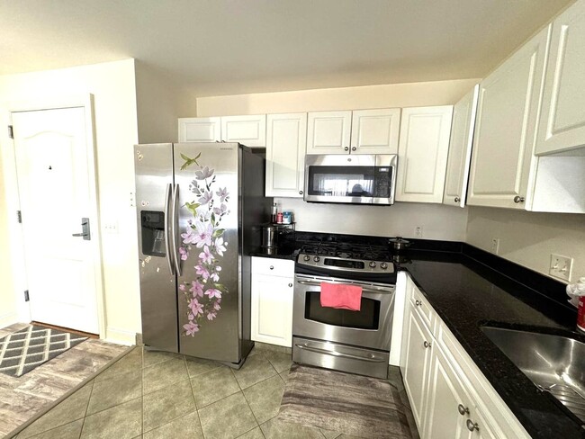 Foto del edificio - Stylish 2BR Condo in Braintree