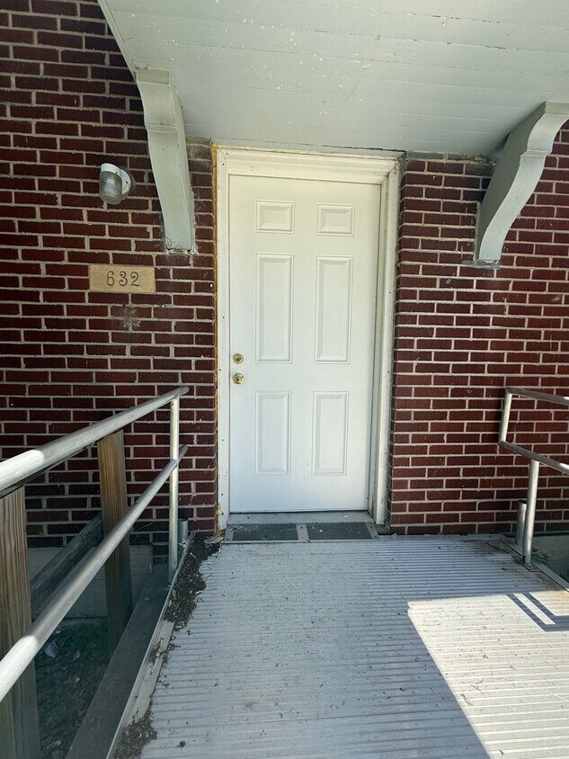 Primary Photo - Spacious 2 Bed / 1 Bath Quadplex Near Down...