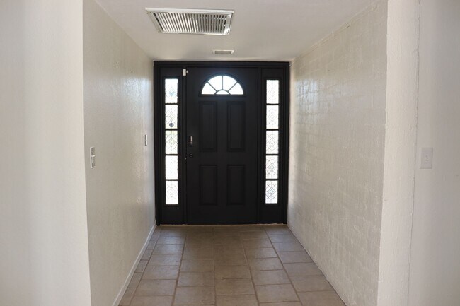 Foto del edificio - 5 Bedroom, 2 Bathroom