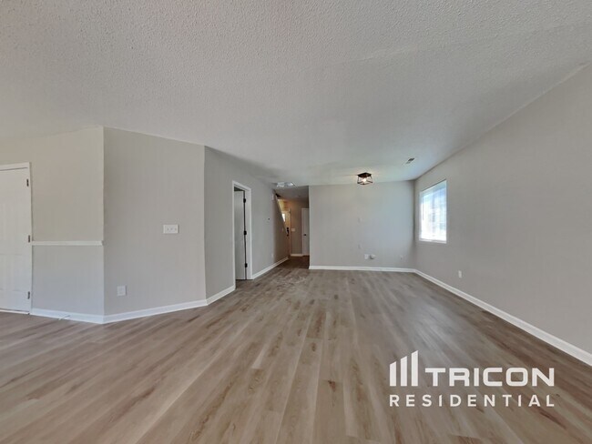Foto del edificio - 5705 Waterpoint Dr