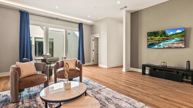 Building Photo - 1733 N Fitzhugh Ave