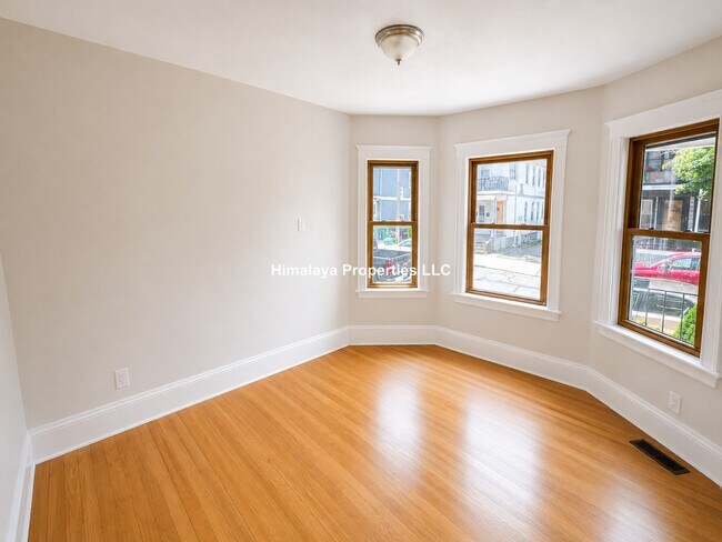 Foto del edificio - 9 Bradford Ave