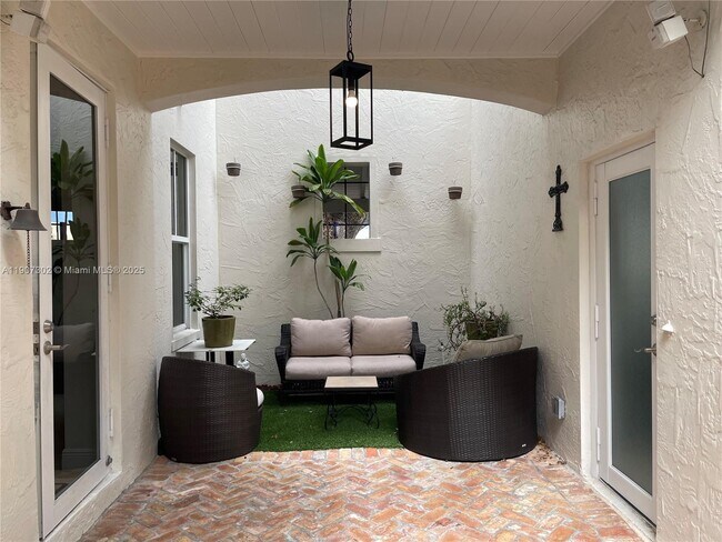 Building Photo - 454 Rosaro Ave