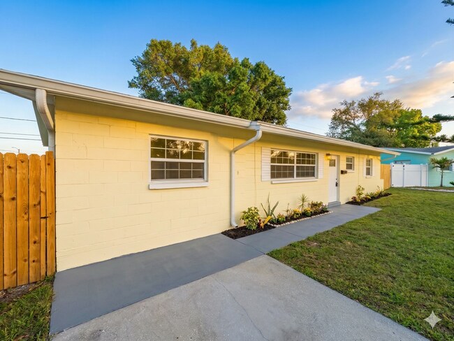 Foto del edificio - Newly Remodeled 3BR Home in Coquina Key – Large Yard with Dual Side Access