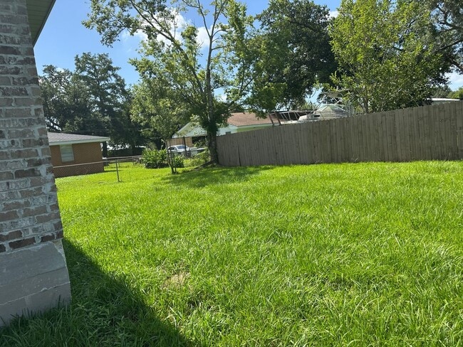 Building Photo - 1406 Memory Ln