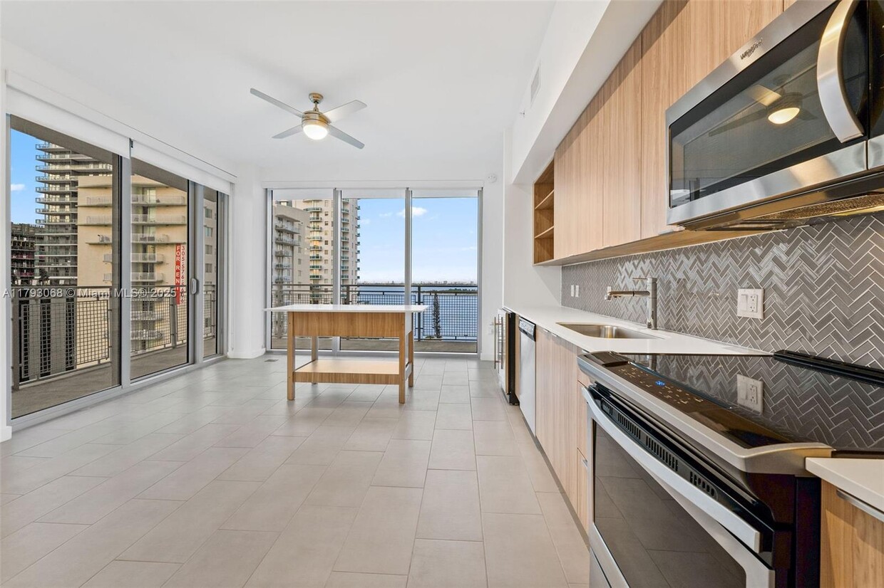 Primary Photo - 2150 N Bayshore Dr