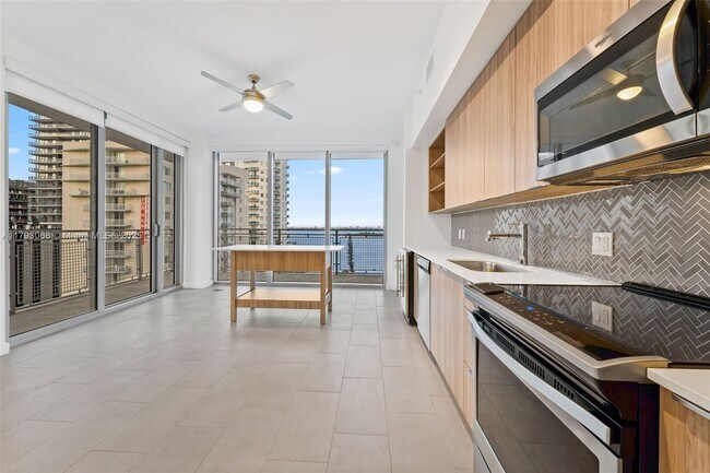 Foto del edificio - 2150 N Bayshore Dr