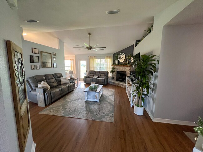 Foto del edificio - 445 Collinwood Loop