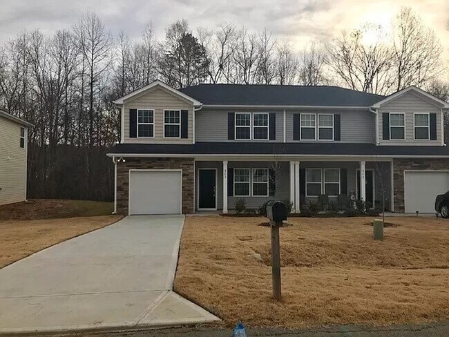 Building Photo - Luxurious 2 story 3 bedroom 2.5 bath Townh...