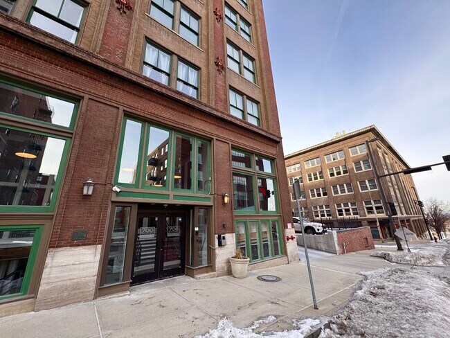 Foto del edificio - 700 Broadway Blvd