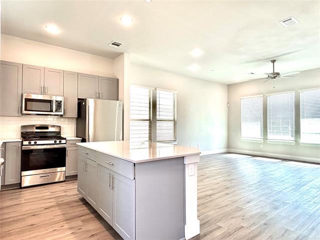 Foto del edificio - 1830 NE Green Oaks Blvd