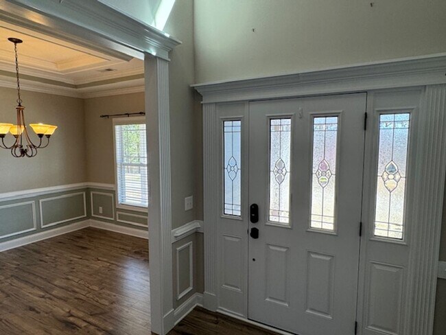 Building Photo - Available Now, Move-in Ready & Great Locat...