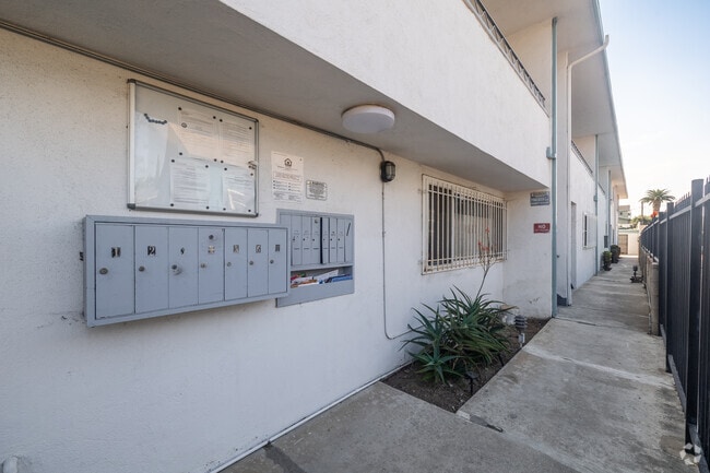 Entrada - 912 E. La Palma Dr.