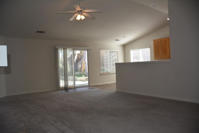 Foto del edificio - Updated and clean Dallas Ranch area 4 bedr...