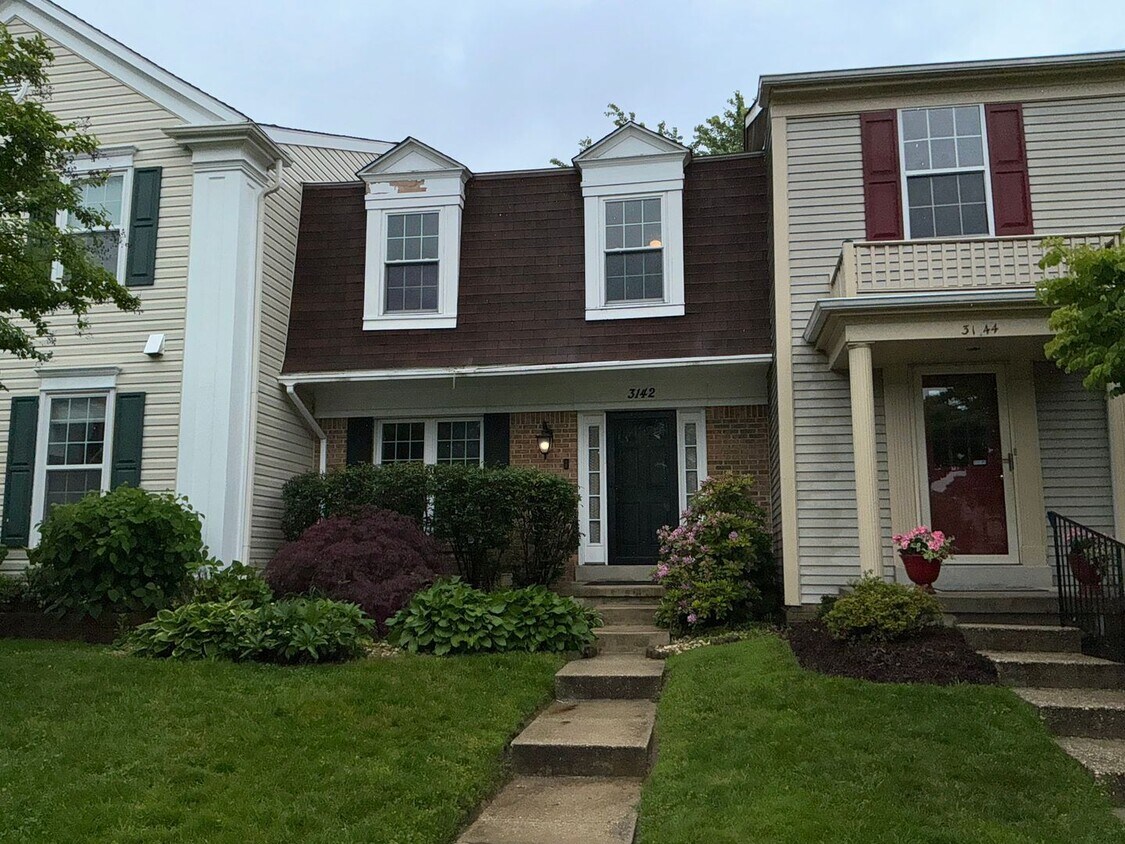 Foto principal - Beautiful and very large 3BR 3.5BA townhom...