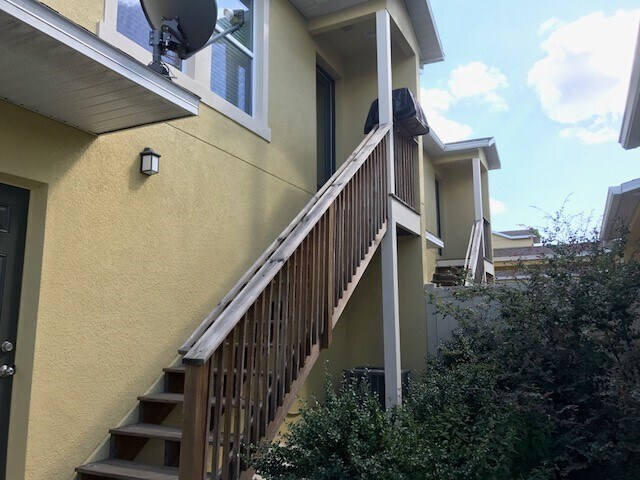 Foto del edificio - MOVE IN JULY!! NICE 1X1 ABOVE GARAGE APART...