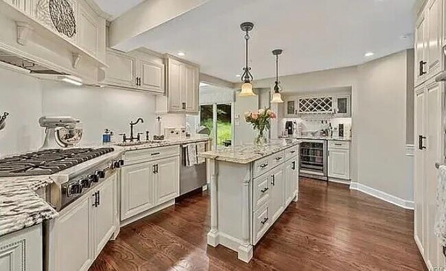 Building Photo - 777 Armonk Rd