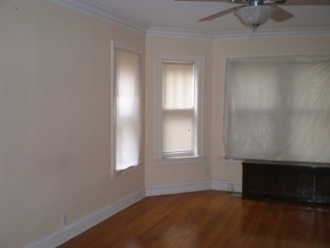 Interior Photo - 7355 S Rhodes Ave