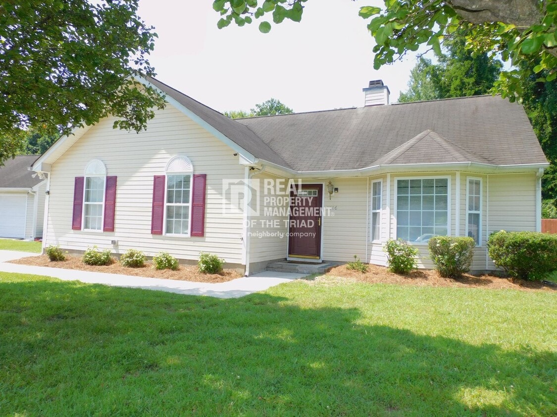 Primary Photo - Beautiful 3BR/2BA Home in Southeast Greens...