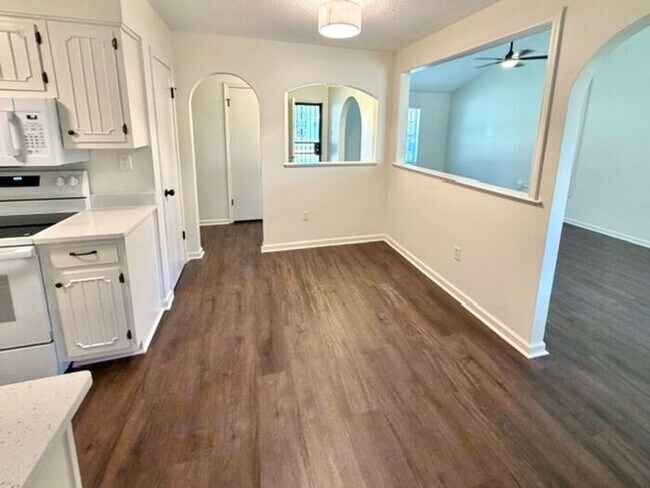 Building Photo - Newly renovated 3BR 2 bath home in Bartlett with separate Living Rm & Den!