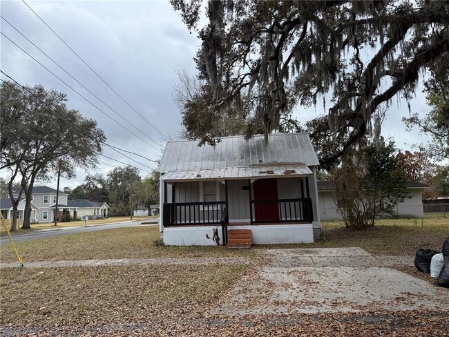 Building Photo - 719 E 8th St