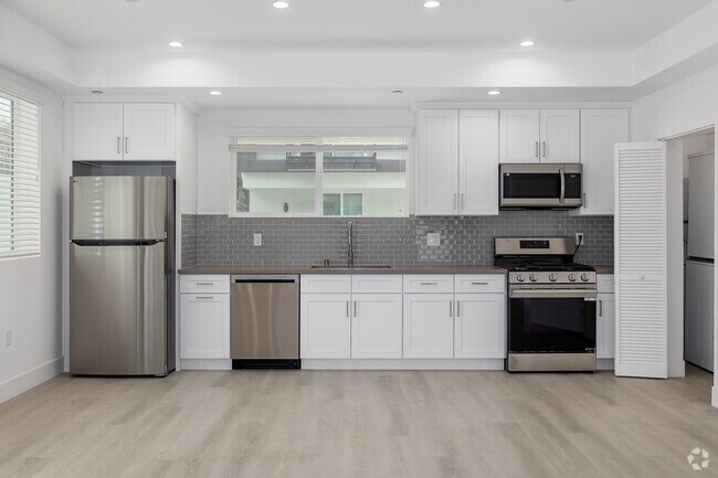 4BR, 4.5BA - 2,014SF - Kitchen - 1301 E 27th St