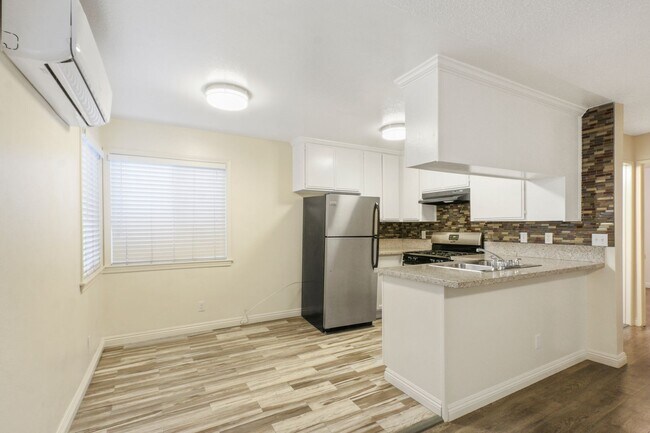 Foto del edificio - 2 Bed / 1 Bath Bright Apartment with Parking in Echo Park - 1 Block From Echo Park Lake!