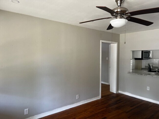 Building Photo - Brick Home 3 bed 2 bath