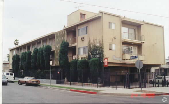 Building Photo - 5030 Romaine St