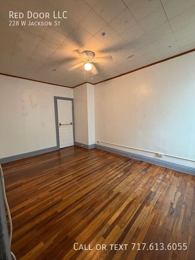 Foto del edificio - 228 W Jackson St