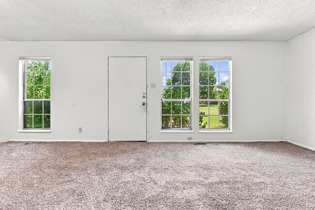 Building Photo - $1,445.95, 2 bed, 1 bath located in Denver with Central AC