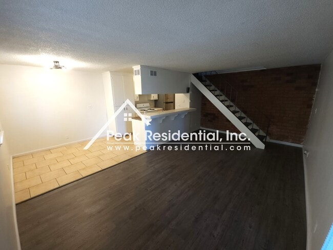 Foto del edificio - Spacious 2bd/1ba Sacramento Fourplex