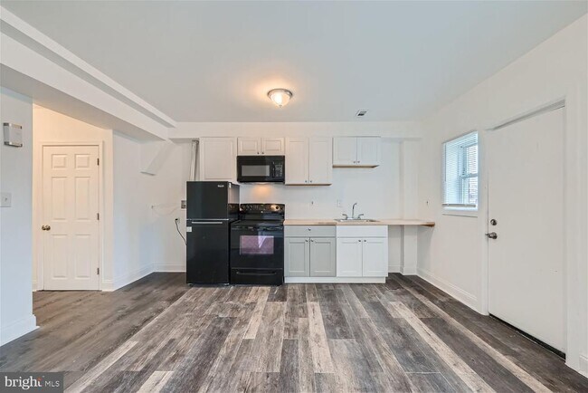 Building Photo - 1405 N Decker Ave